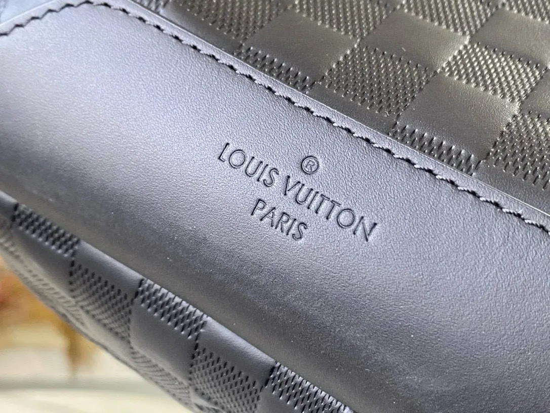 💰820 (first-grain leather) Top-quality original item N41720 Sporty and casual, this Avenue shoulder bag is made of Damier Infini leather and is your ideal bag in the city. Compact and lightweight, the bag shape conforms to the curves of the body, making it the ideal small handbag for the modern active man. 20 x 31 x 10cm (length x height x width)