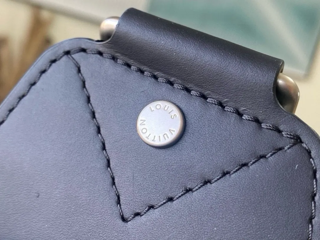 💰820 (first-grain leather) Top-quality original item N41720 Sporty and casual, this Avenue shoulder bag is made of Damier Infini leather and is your ideal bag in the city. Compact and lightweight, the bag shape conforms to the curves of the body, making it the ideal small handbag for the modern active man. 20 x 31 x 10cm (length x height x width)