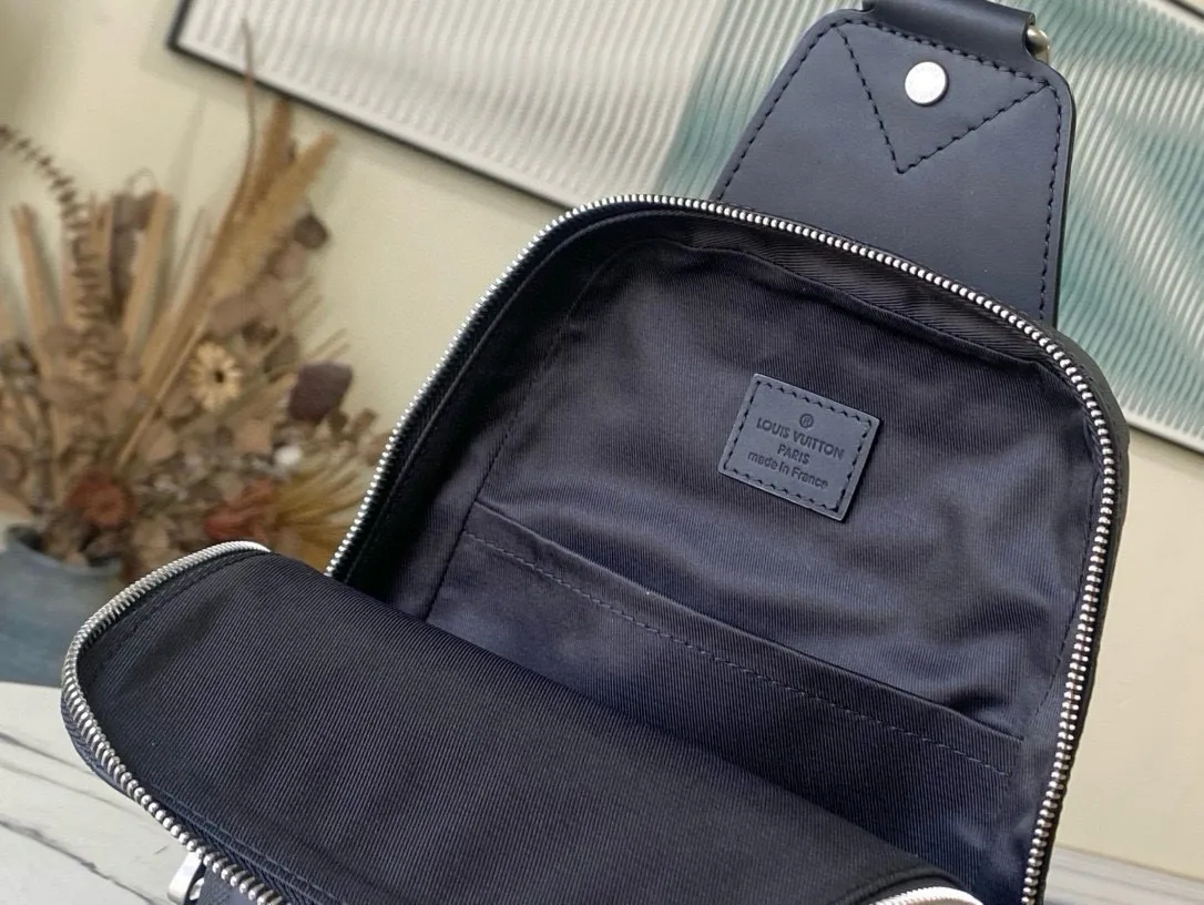 💰820 (first-grain leather) Top-quality original item N41720 Sporty and casual, this Avenue shoulder bag is made of Damier Infini leather and is your ideal bag in the city. Compact and lightweight, the bag shape conforms to the curves of the body, making it the ideal small handbag for the modern active man. 20 x 31 x 10cm (length x height x width)
