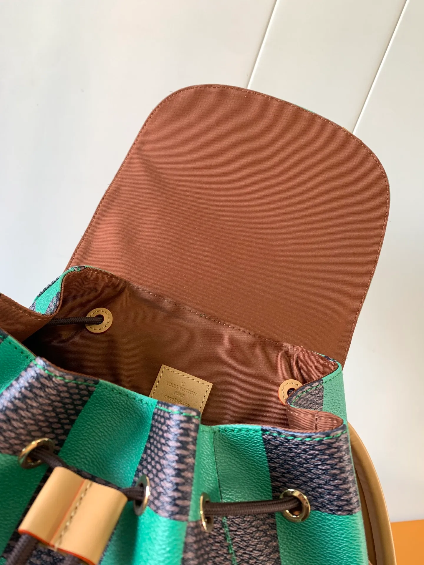 💰1220 Top original order N40564 green grid Top original order Transcoding chip M24996 graffiti multi-function Christopher small backpack uses Monogram canvas to interpret the rugged and simple spirit of a hiking bag. Its unique style is suitable for both work and entertainment, highlighting a high-quality lifestyle. 41 x 47 x 13 cm (length x height x width)