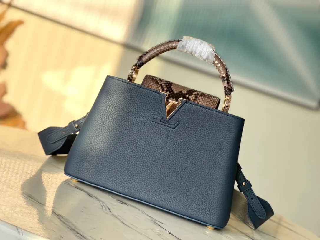 💰2460 (Special grade original leather) N99387/M48865 Dark Blue Snake Shoulder This Capucines BB handbag is made of full-grain Taurillon leather and has a sophisticated structure. It has a top handle, a two-way flap and a logo outlined in python snakeskin, making it a gorgeous choice for day and night. The detachable wide shoulder strap can be worn on the shoulder or cross-body for a bold and edgy look. Size: 27*18*9cm