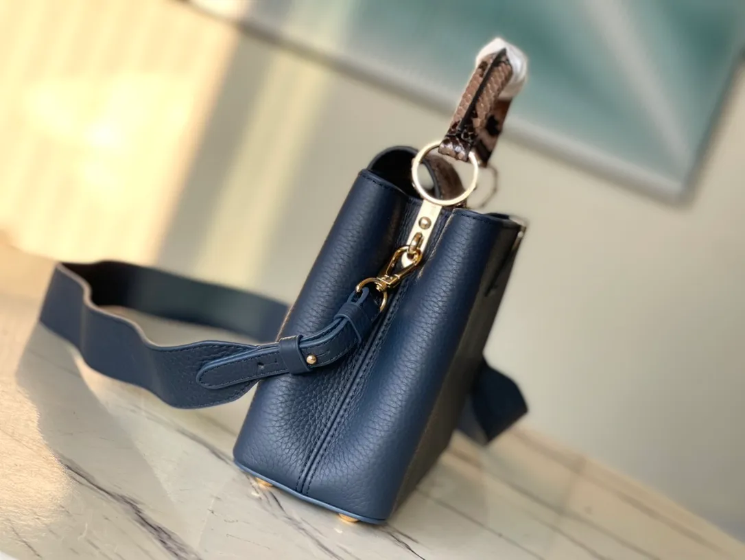 💰2460 (Special grade original leather) N99387/M48865 Dark Blue Snake Shoulder This Capucines BB handbag is made of full-grain Taurillon leather and has a sophisticated structure. It has a top handle, a two-way flap and a logo outlined in python snakeskin, making it a gorgeous choice for day and night. The detachable wide shoulder strap can be worn on the shoulder or cross-body for a bold and edgy look. Size: 27*18*9cm