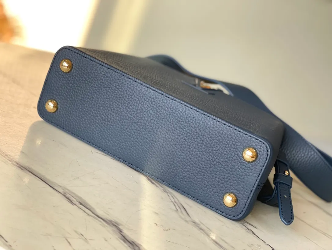 💰2460 (Special grade original leather) N99387/M48865 Dark Blue Snake Shoulder This Capucines BB handbag is made of full-grain Taurillon leather and has a sophisticated structure. It has a top handle, a two-way flap and a logo outlined in python snakeskin, making it a gorgeous choice for day and night. The detachable wide shoulder strap can be worn on the shoulder or cross-body for a bold and edgy look. Size: 27*18*9cm