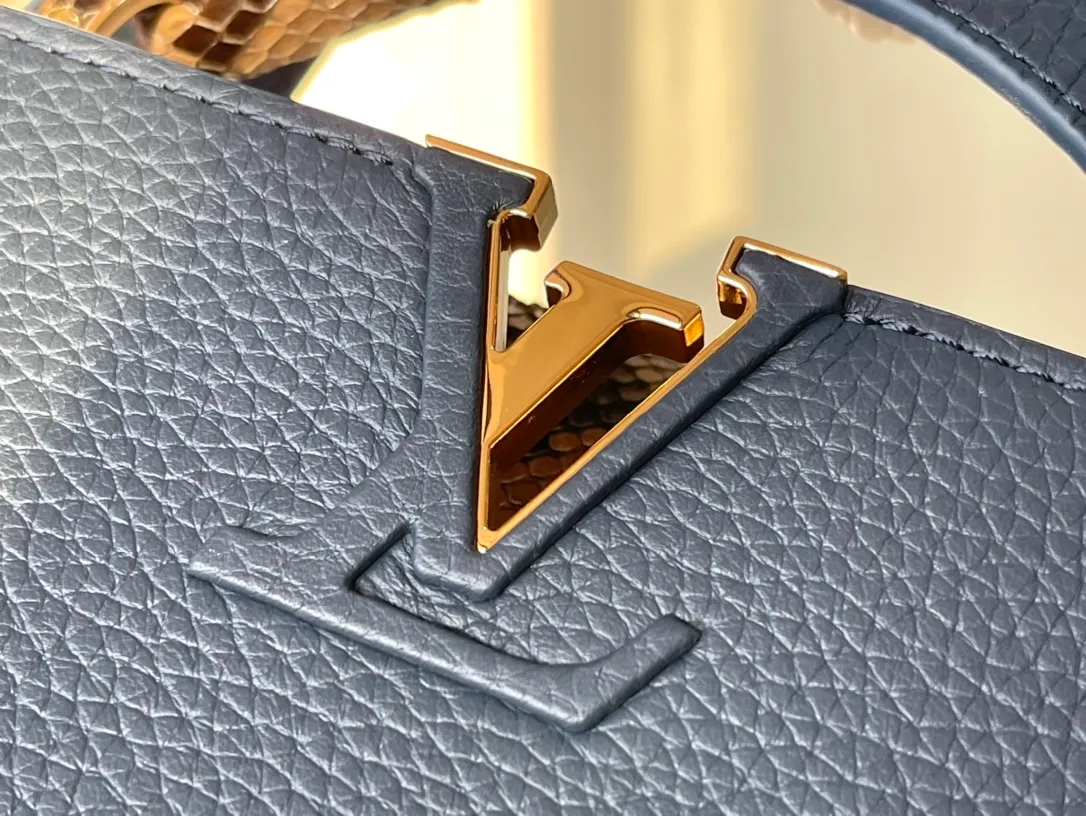 💰2460 (Special grade original leather) N99387/M48865 Dark Blue Snake Shoulder This Capucines BB handbag is made of full-grain Taurillon leather and has a sophisticated structure. It has a top handle, a two-way flap and a logo outlined in python snakeskin, making it a gorgeous choice for day and night. The detachable wide shoulder strap can be worn on the shoulder or cross-body for a bold and edgy look. Size: 27*18*9cm