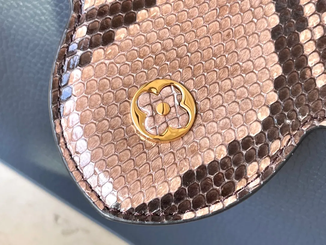 💰2460 (Special grade original leather) N99387/M48865 Dark Blue Snake Shoulder This Capucines BB handbag is made of full-grain Taurillon leather and has a sophisticated structure. It has a top handle, a two-way flap and a logo outlined in python snakeskin, making it a gorgeous choice for day and night. The detachable wide shoulder strap can be worn on the shoulder or cross-body for a bold and edgy look. Size: 27*18*9cm