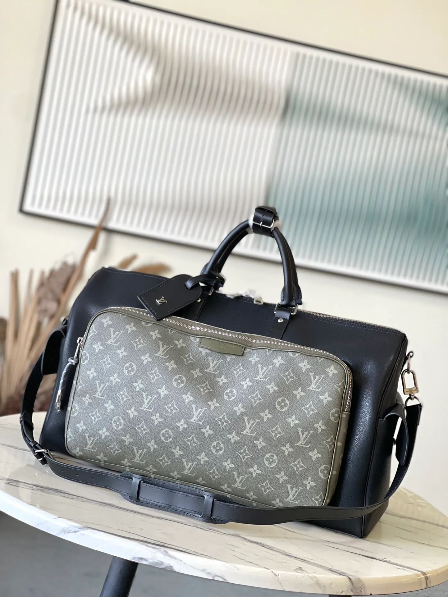 💰1740 Top original order M12690 This Keepal Bandouliere 50 travel bag is from the LVPark series. It has a grained leather body and is cleverly integrated into the Monogram coated canvas zippered side pockets. The removable LVLovers suede nameplate confirms the brand's identity. Dimensions: 50 × 29 × 23 cm