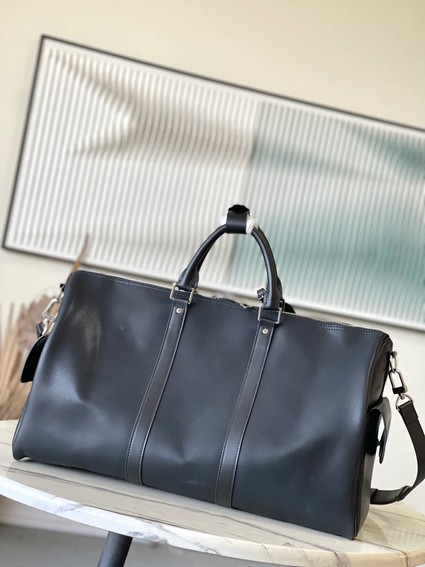 💰1740 Top original order M12690 This Keepal Bandouliere 50 travel bag is from the LVPark series. It has a grained leather body and is cleverly integrated into the Monogram coated canvas zippered side pockets. The removable LVLovers suede nameplate confirms the brand's identity. Dimensions: 50 × 29 × 23 cm