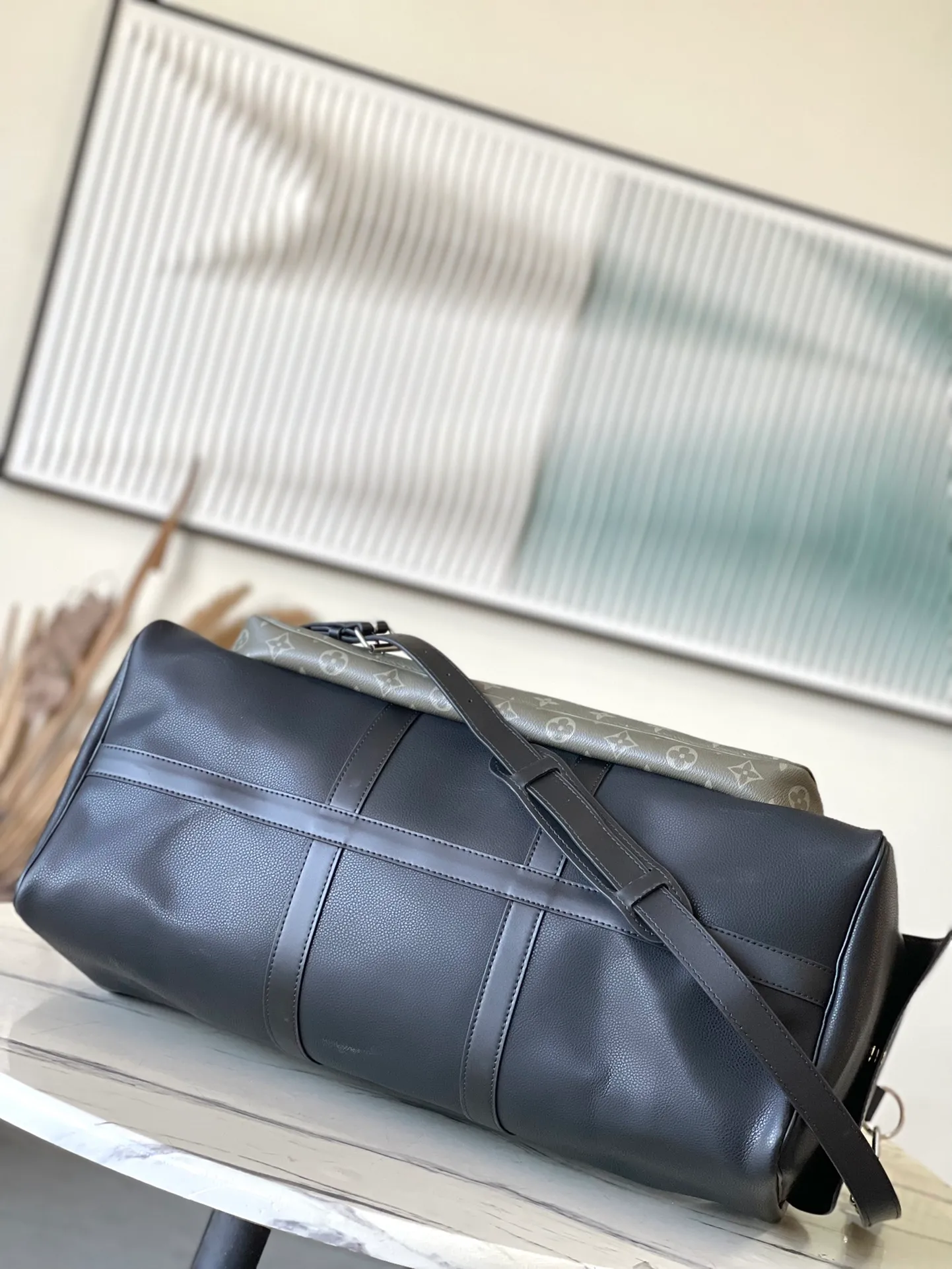 💰1740 Top original order M12690 This Keepal Bandouliere 50 travel bag is from the LVPark series. It has a grained leather body and is cleverly integrated into the Monogram coated canvas zippered side pockets. The removable LVLovers suede nameplate confirms the brand's identity. Dimensions: 50 × 29 × 23 cm