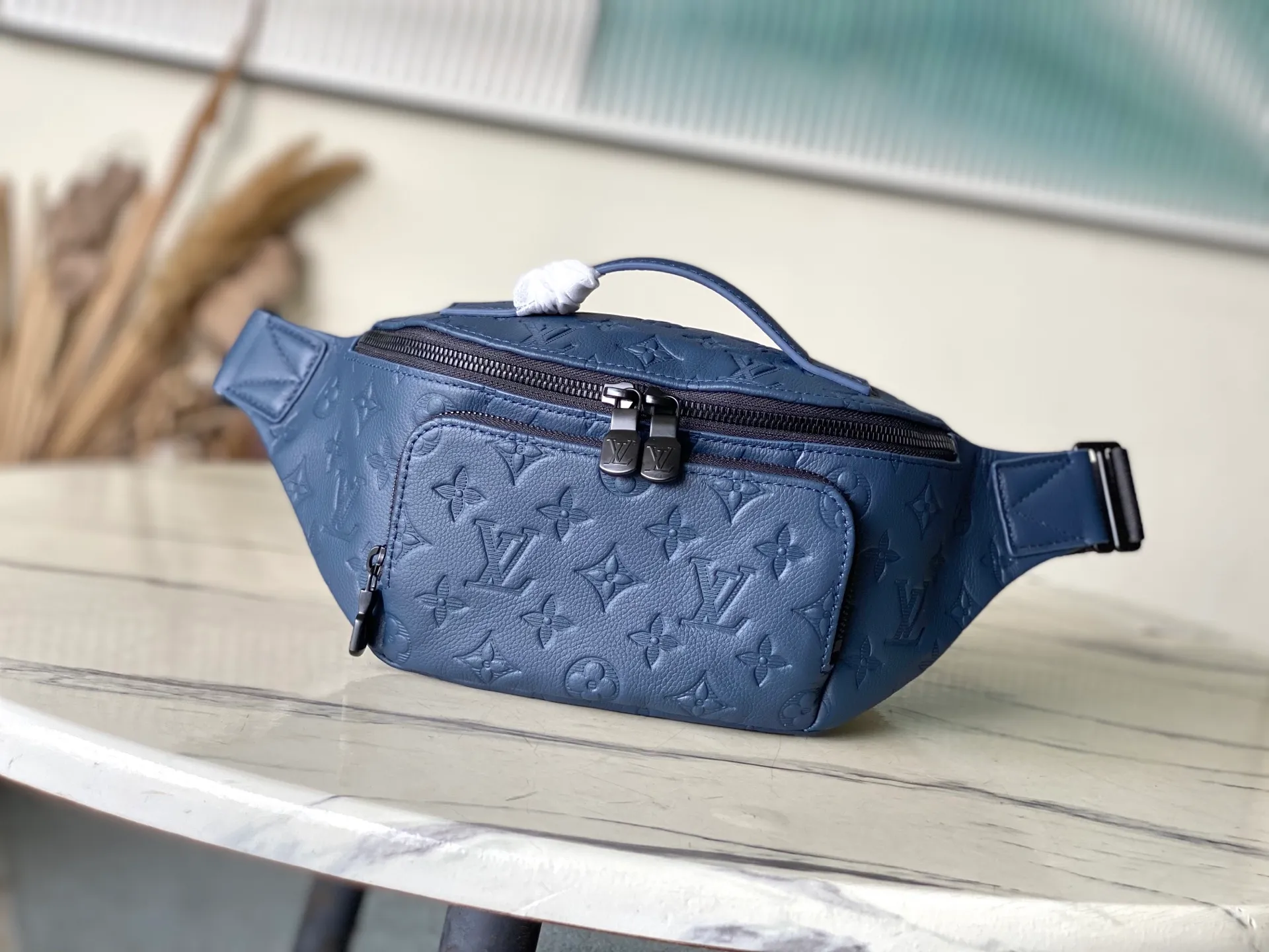 💰1300 (top-grain leather) top original order M25227 This Rush waist bag is made of Monogram Shadow cow leather to create a close-fitting structure. Its zippered front pocket allows easy access to mobile phones, keys and cards. The adjustable strap fastens with a sliding hook, making it easy to wear around the waist, on the shoulder or across the body, and the leather handles add handheld options and a sporty look. Dimensions: 30 × 15 × 8 cm