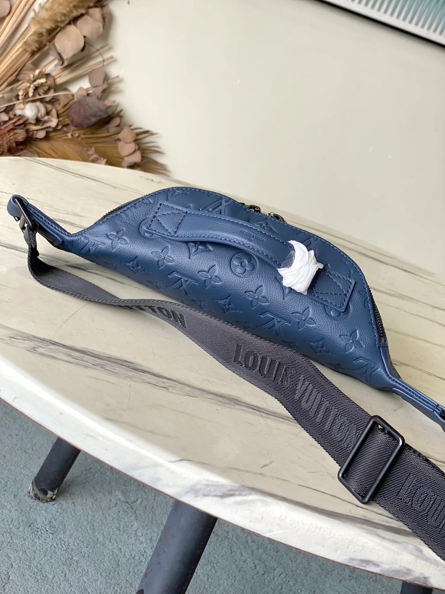 💰1300 (top-grain leather) top original order M25227 This Rush waist bag is made of Monogram Shadow cow leather to create a close-fitting structure. Its zippered front pocket allows easy access to mobile phones, keys and cards. The adjustable strap fastens with a sliding hook, making it easy to wear around the waist, on the shoulder or across the body, and the leather handles add handheld options and a sporty look. Dimensions: 30 × 15 × 8 cm