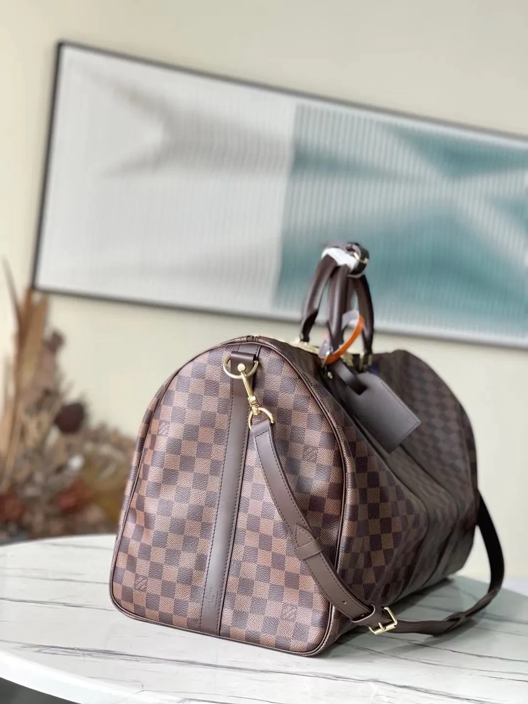 💰1040 (55 size) top original single M41428 coffee grid with spacious capacity and flexible use. Durable, safe and reliable. Fashionable style, mature and stable. Features a secure double zipper and padlock, making it perfect for business or pleasure. Dimensions: 55 × 31 × 26 cm.