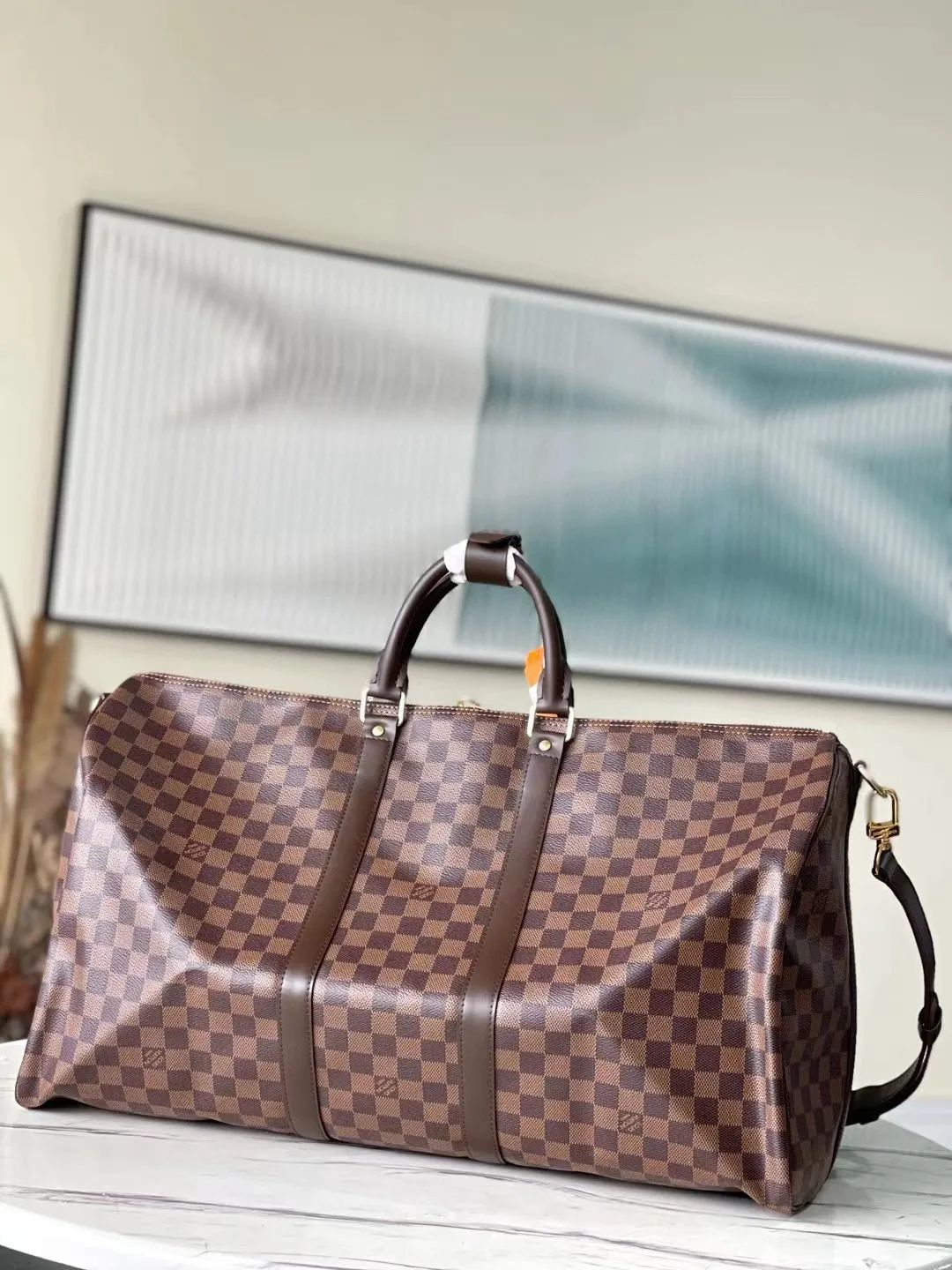 💰1040 (55 size) top original single M41428 coffee grid with spacious capacity and flexible use. Durable, safe and reliable. Fashionable style, mature and stable. Features a secure double zipper and padlock, making it perfect for business or pleasure. Dimensions: 55 × 31 × 26 cm.