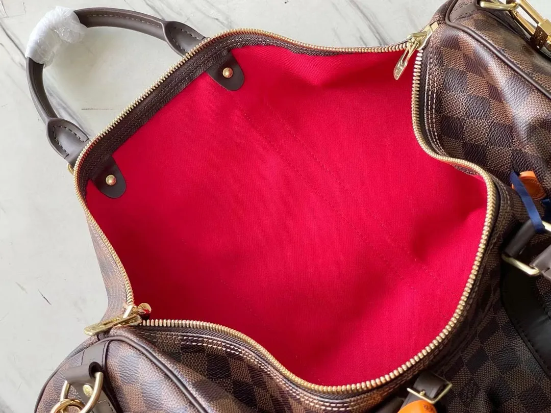 💰1040 (55 size) top original single M41428 coffee grid with spacious capacity and flexible use. Durable, safe and reliable. Fashionable style, mature and stable. Features a secure double zipper and padlock, making it perfect for business or pleasure. Dimensions: 55 × 31 × 26 cm.