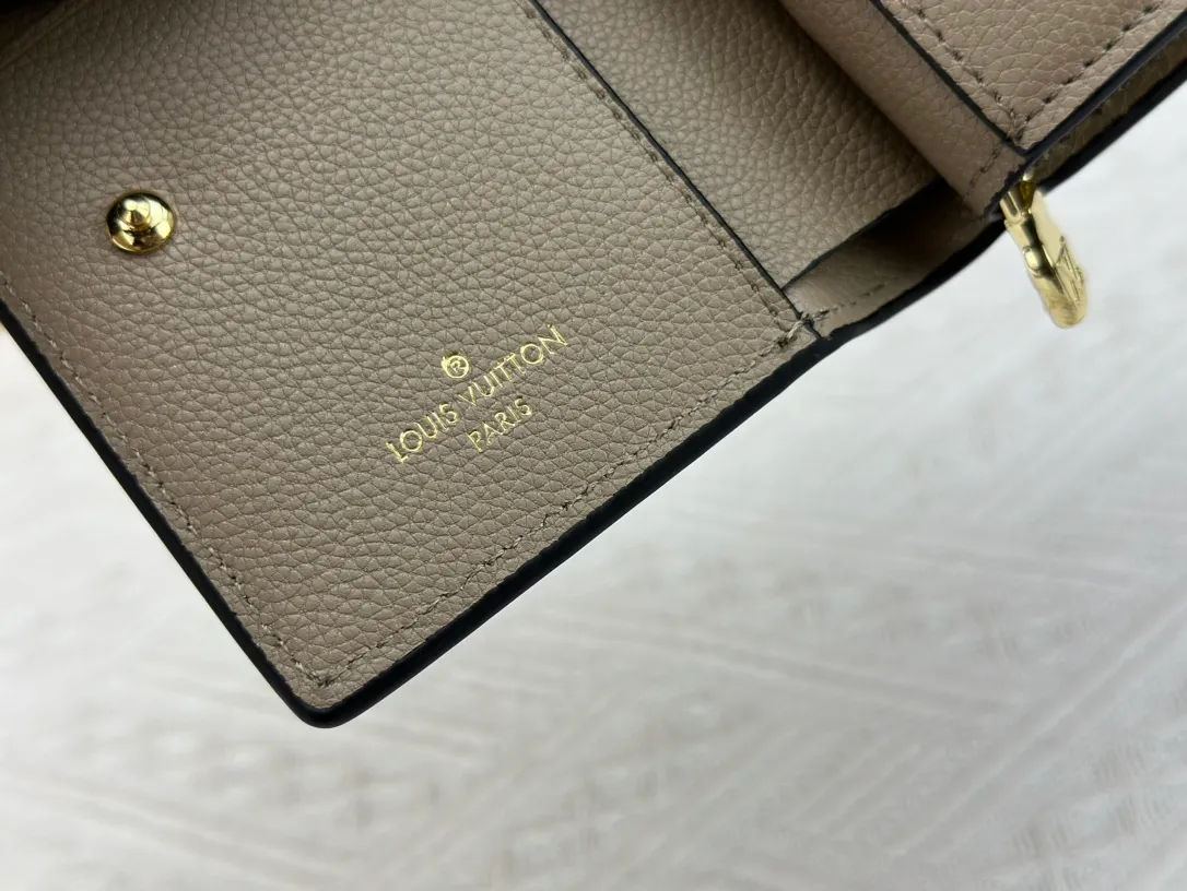 P150LV top replica M80152 This Cléa wallet is made of Monogram Empreinte soft grained cowhide, embellished with Louis Vuitton's iconic Monogram embossed pattern. It has a stylish design, is exquisite and compact but has a spacious capacity. It is equipped with an external patch pocket, zipper coin pocket, banknote compartment and six credit card slots. Dimensions: 12 x 9 x 3.5 cm (length x height x width