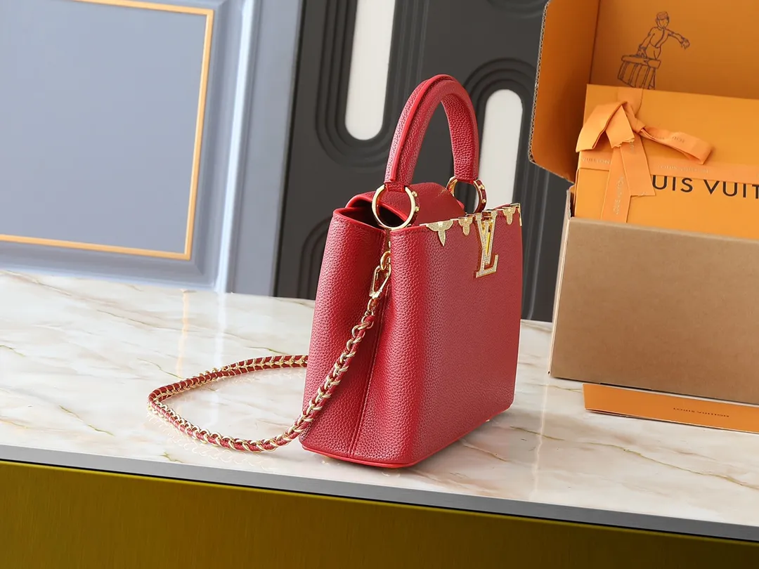 💰420💰Guangzhou product Upgraded from the original M24583 M24584 M24585 Gold and diamond corolla This Capucines Flower Crown handbag is made of full-grain Taurillon leather and is embellished with Monogram flowers. Each flower is shaped by exquisite crystal diamonds. The LV logo and flowers echo each other, giving this soft handbag a jewel-like luster. Use the detachable shoulder strap cleverly to switch between shoulder and crossbody. Dimensions: 27.0 x 17.3 x 9.0 cm