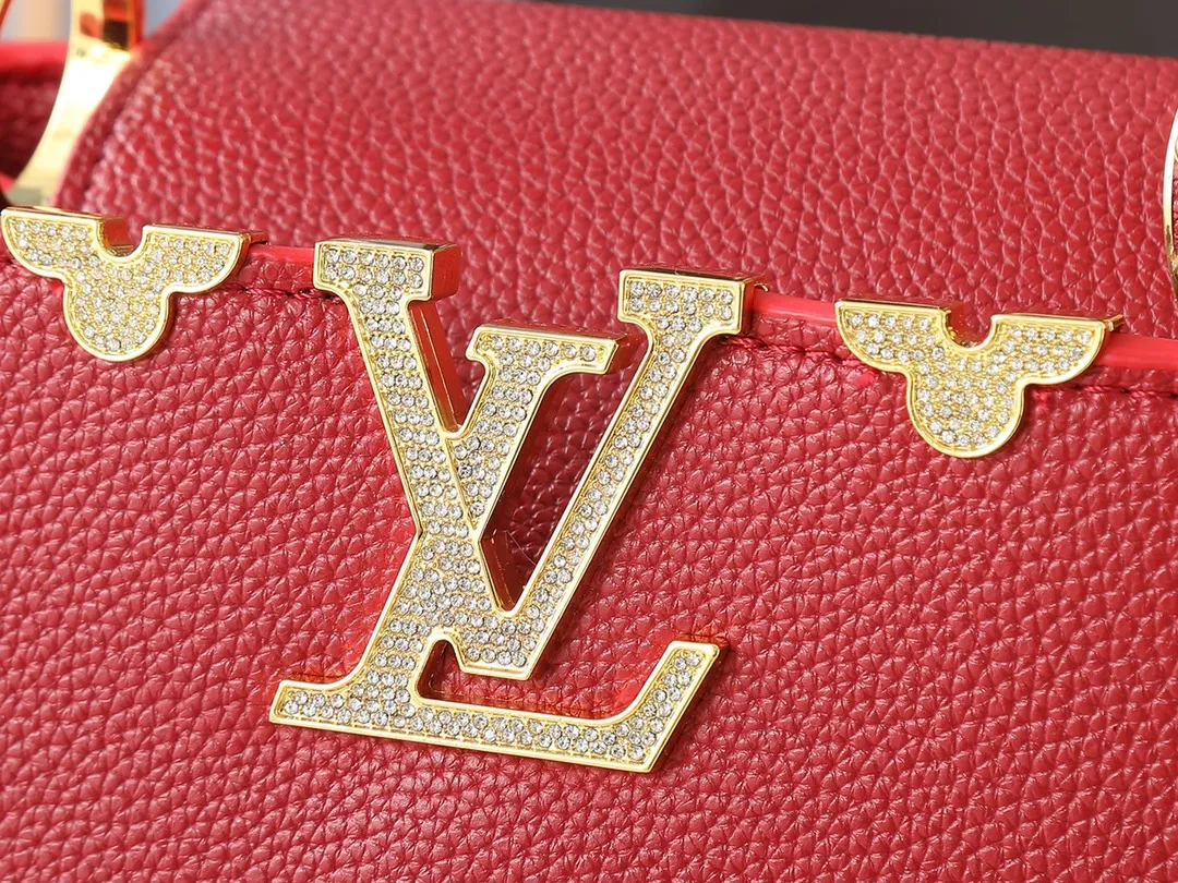 💰420💰Guangzhou product Upgraded from the original M24583 M24584 M24585 Gold and diamond corolla This Capucines Flower Crown handbag is made of full-grain Taurillon leather and is embellished with Monogram flowers. Each flower is shaped by exquisite crystal diamonds. The LV logo and flowers echo each other, giving this soft handbag a jewel-like luster. Use the detachable shoulder strap cleverly to switch between shoulder and crossbody. Dimensions: 27.0 x 17.3 x 9.0 cm
