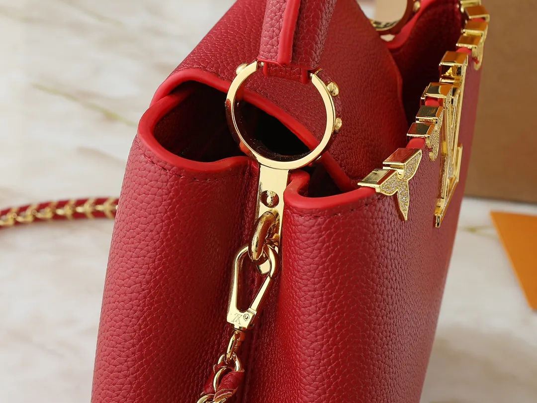 💰420💰Guangzhou product Upgraded from the original M24583 M24584 M24585 Gold and diamond corolla This Capucines Flower Crown handbag is made of full-grain Taurillon leather and is embellished with Monogram flowers. Each flower is shaped by exquisite crystal diamonds. The LV logo and flowers echo each other, giving this soft handbag a jewel-like luster. Use the detachable shoulder strap cleverly to switch between shoulder and crossbody. Dimensions: 27.0 x 17.3 x 9.0 cm