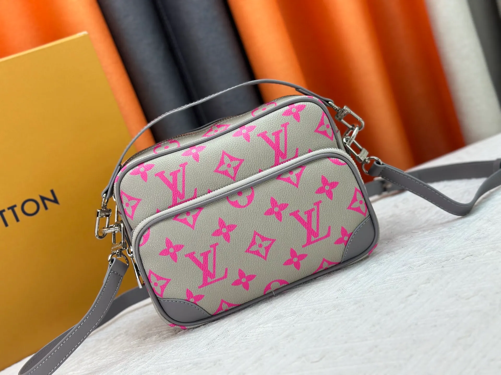 P260 Upgraded original M13987 M14016 M14988 M26068 M15296 M14682 M14025 This Nil handbag shines with the elegant luster of cow leather, and the Louis Vuitton Paris patch is fixed on the front with beaded rivets. The side lock buckle highlights the urban style, and the main compartment zipper pull is embellished with LV lettering. Dimensions: 25.0 x 17.5 x 11.0 cm (length x height x width)