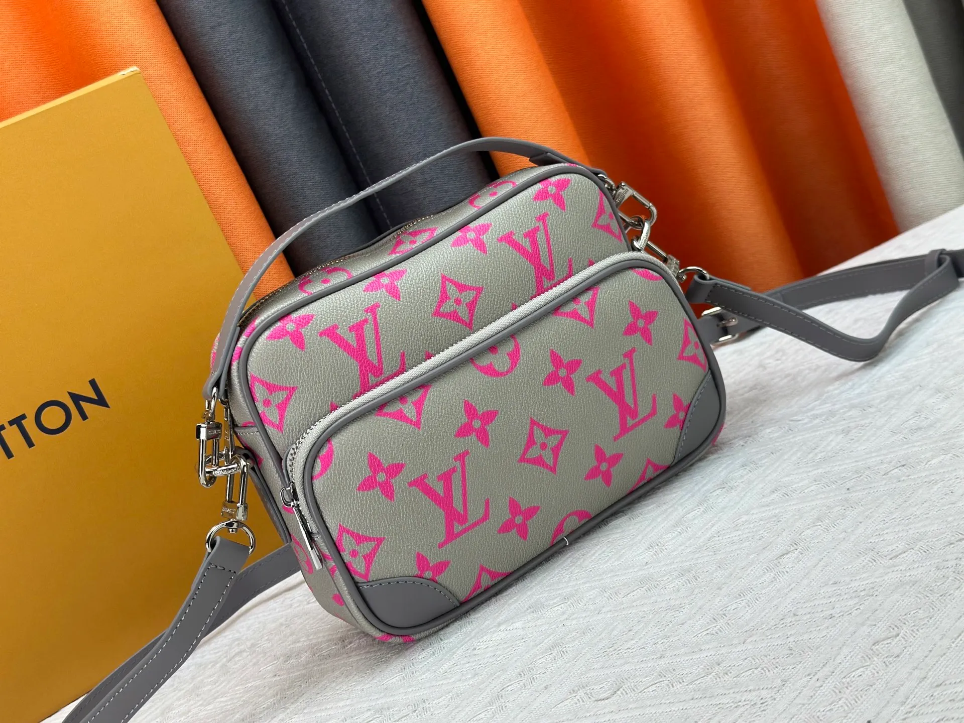 P260 Upgraded original M13987 M14016 M14988 M26068 M15296 M14682 M14025 This Nil handbag shines with the elegant luster of cow leather, and the Louis Vuitton Paris patch is fixed on the front with beaded rivets. The side lock buckle highlights the urban style, and the main compartment zipper pull is embellished with LV lettering. Dimensions: 25.0 x 17.5 x 11.0 cm (length x height x width)
