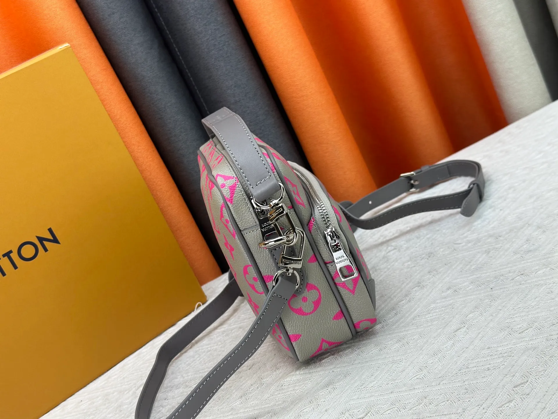 P260 Upgraded original M13987 M14016 M14988 M26068 M15296 M14682 M14025 This Nil handbag shines with the elegant luster of cow leather, and the Louis Vuitton Paris patch is fixed on the front with beaded rivets. The side lock buckle highlights the urban style, and the main compartment zipper pull is embellished with LV lettering. Dimensions: 25.0 x 17.5 x 11.0 cm (length x height x width)