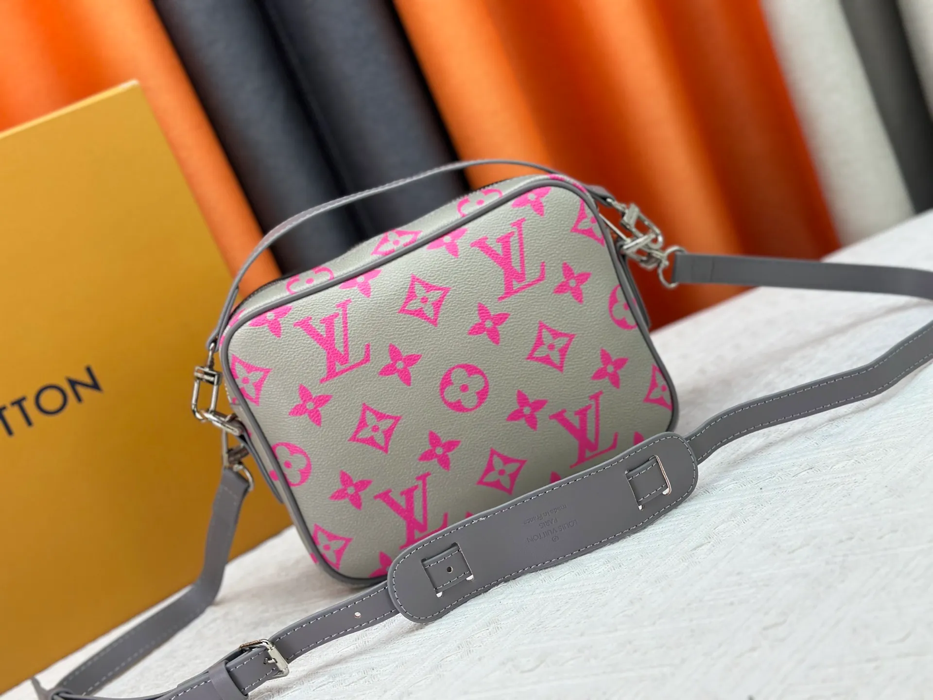 P260 Upgraded original M13987 M14016 M14988 M26068 M15296 M14682 M14025 This Nil handbag shines with the elegant luster of cow leather, and the Louis Vuitton Paris patch is fixed on the front with beaded rivets. The side lock buckle highlights the urban style, and the main compartment zipper pull is embellished with LV lettering. Dimensions: 25.0 x 17.5 x 11.0 cm (length x height x width)