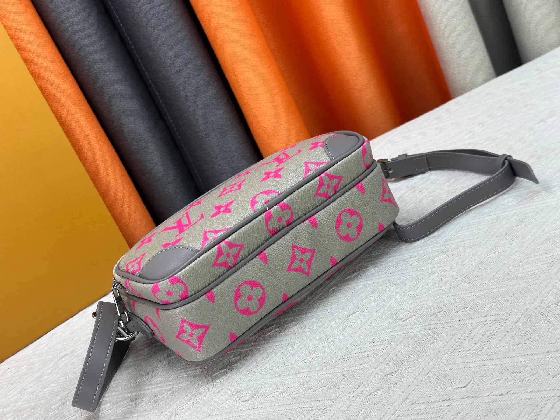 P260 Upgraded original M13987 M14016 M14988 M26068 M15296 M14682 M14025 This Nil handbag shines with the elegant luster of cow leather, and the Louis Vuitton Paris patch is fixed on the front with beaded rivets. The side lock buckle highlights the urban style, and the main compartment zipper pull is embellished with LV lettering. Dimensions: 25.0 x 17.5 x 11.0 cm (length x height x width)