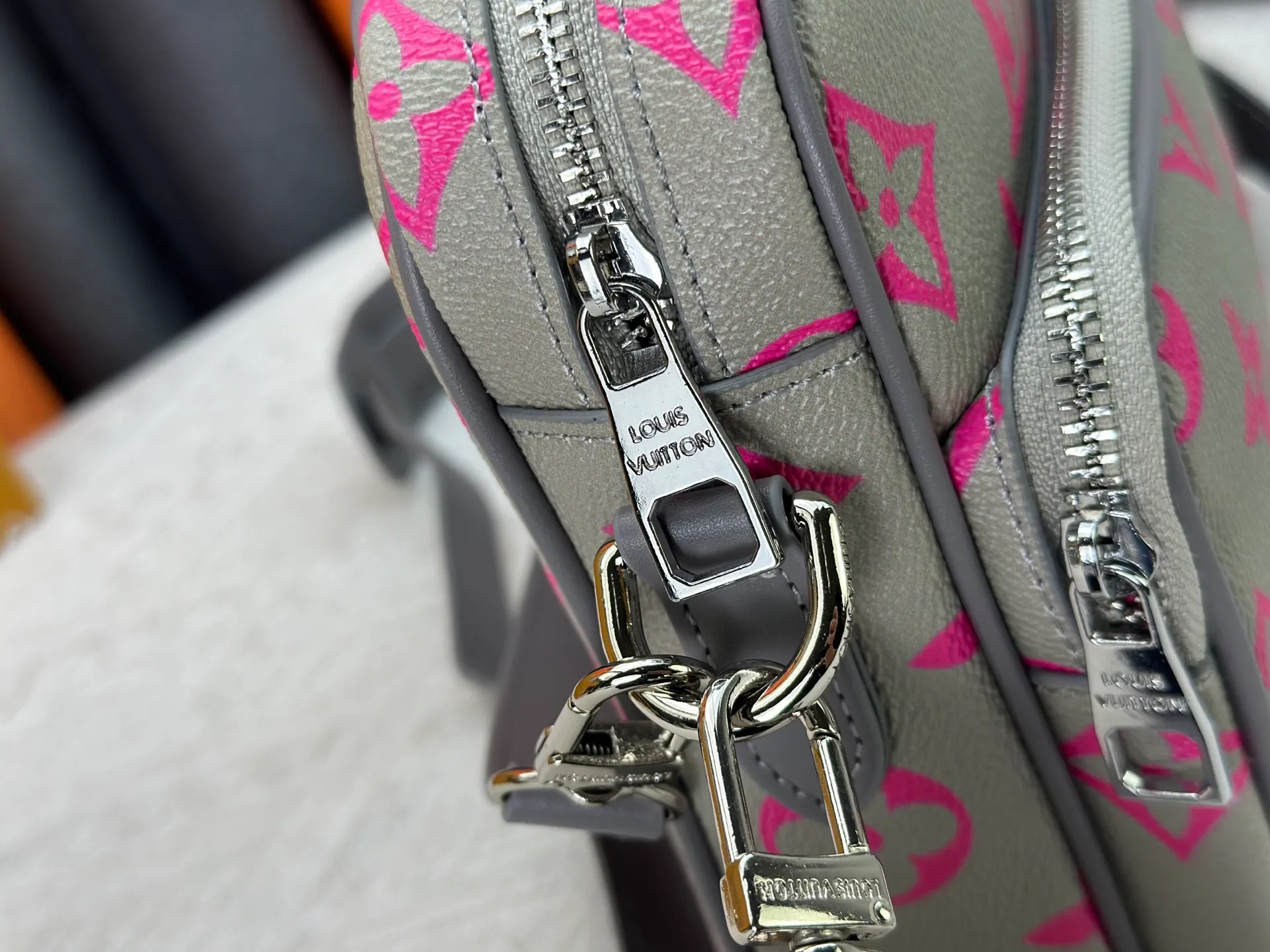 P260 Upgraded original M13987 M14016 M14988 M26068 M15296 M14682 M14025 This Nil handbag shines with the elegant luster of cow leather, and the Louis Vuitton Paris patch is fixed on the front with beaded rivets. The side lock buckle highlights the urban style, and the main compartment zipper pull is embellished with LV lettering. Dimensions: 25.0 x 17.5 x 11.0 cm (length x height x width)
