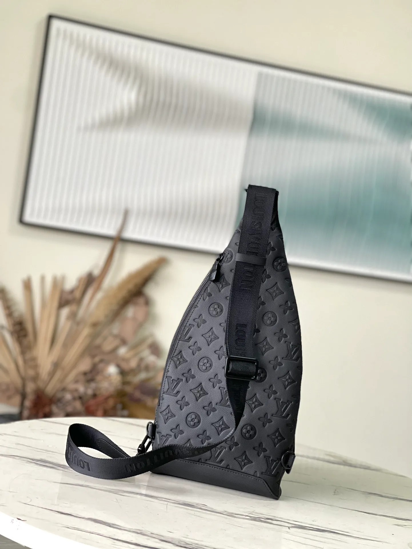 💰1080 (first-grain leather) top-quality original M21890 This Duo shoulder bag is made of soft cow leather and has a close-fitting structure, making it a practical alternative to traditional backpacks. The zippered side pocket can store a smartphone, the detachable storage bag makes it easy to access items, and the adjustable jacquard fabric shoulder strap allows for left or right shoulder carry. Detailed features 20 x 42 x 6 cm (length x height x width)