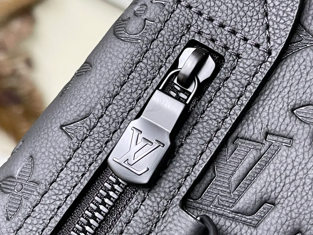 💰1080 (first-grain leather) top-quality original M21890 This Duo shoulder bag is made of soft cow leather and has a close-fitting structure, making it a practical alternative to traditional backpacks. The zippered side pocket can store a smartphone, the detachable storage bag makes it easy to access items, and the adjustable jacquard fabric shoulder strap allows for left or right shoulder carry. Detailed features 20 x 42 x 6 cm (length x height x width)