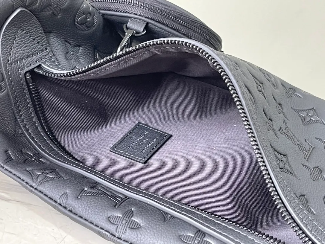 💰1080 (first-grain leather) top-quality original M21890 This Duo shoulder bag is made of soft cow leather and has a close-fitting structure, making it a practical alternative to traditional backpacks. The zippered side pocket can store a smartphone, the detachable storage bag makes it easy to access items, and the adjustable jacquard fabric shoulder strap allows for left or right shoulder carry. Detailed features 20 x 42 x 6 cm (length x height x width)