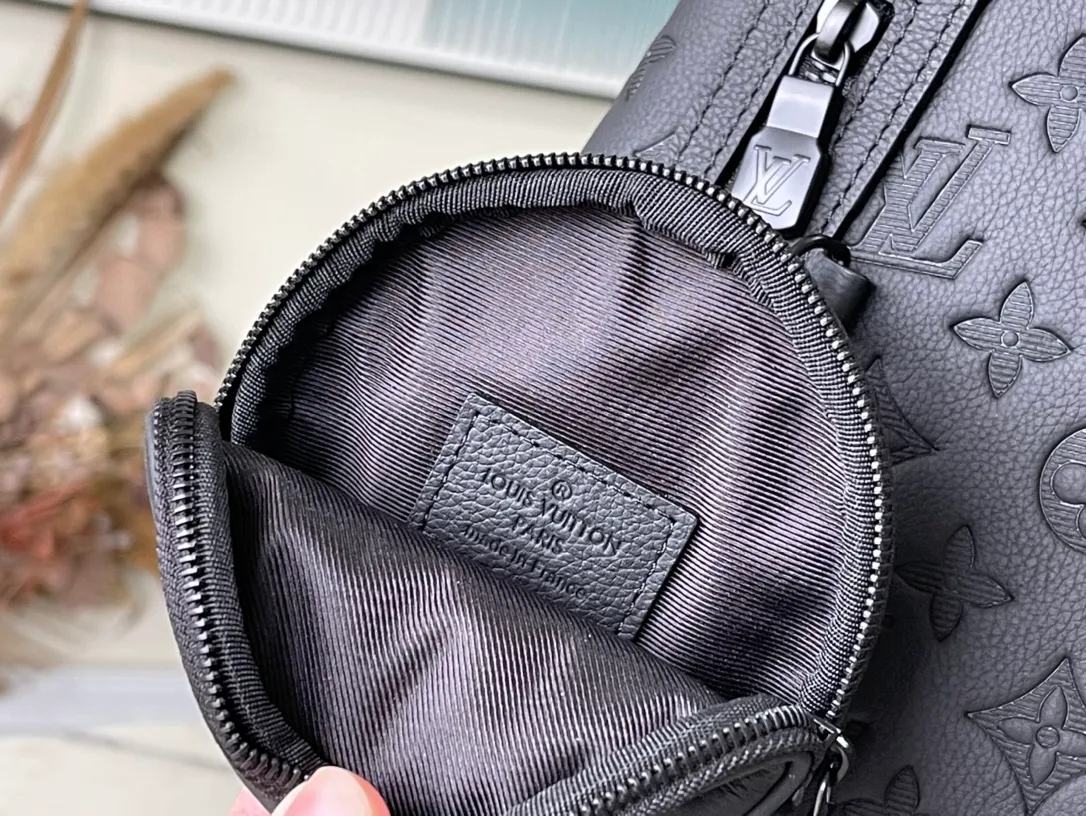 💰1080 (first-grain leather) top-quality original M21890 This Duo shoulder bag is made of soft cow leather and has a close-fitting structure, making it a practical alternative to traditional backpacks. The zippered side pocket can store a smartphone, the detachable storage bag makes it easy to access items, and the adjustable jacquard fabric shoulder strap allows for left or right shoulder carry. Detailed features 20 x 42 x 6 cm (length x height x width)