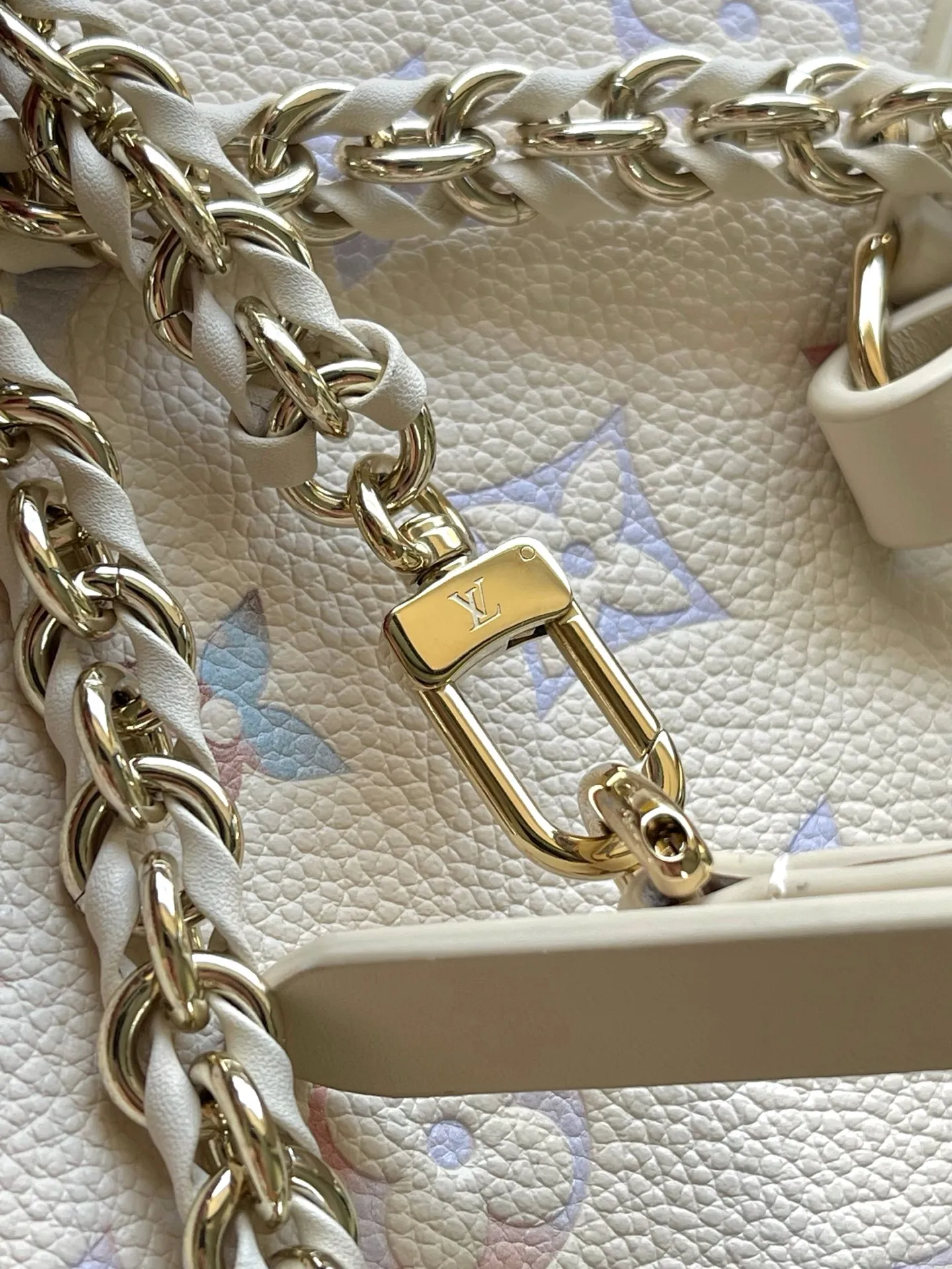 💰1140 (top layer leather) top original item M15113 This Backup backpack is from the Dream series. It uses Monogram embossed grain leather to render a unique watercolor gradient effect, and is paired with a woven chain and glossy metal parts. The front flap pocket has a magnetic closure to securely store small items. Dimensions: 20 × 22 × 14 cm