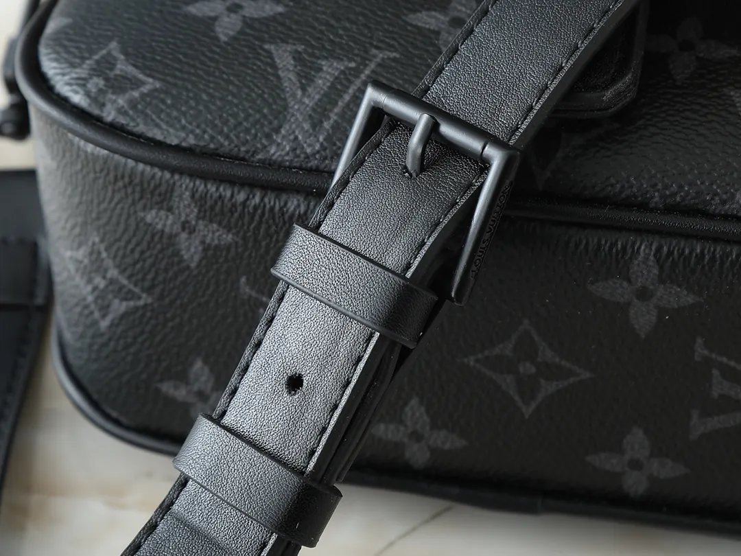 💰240💰Upgraded original M47060 presbyopic embossed men's messenger bag series MONTSOURIS small messenger bag This Montsouris small messenger bag is made of Monogram Macassar coated canvas to create ample space, making it a good choice for daily travel. The retro structure and leather shoulder strap can also be easily worn in formal occasions. Dimensions: 20 x 17 x 7 cm