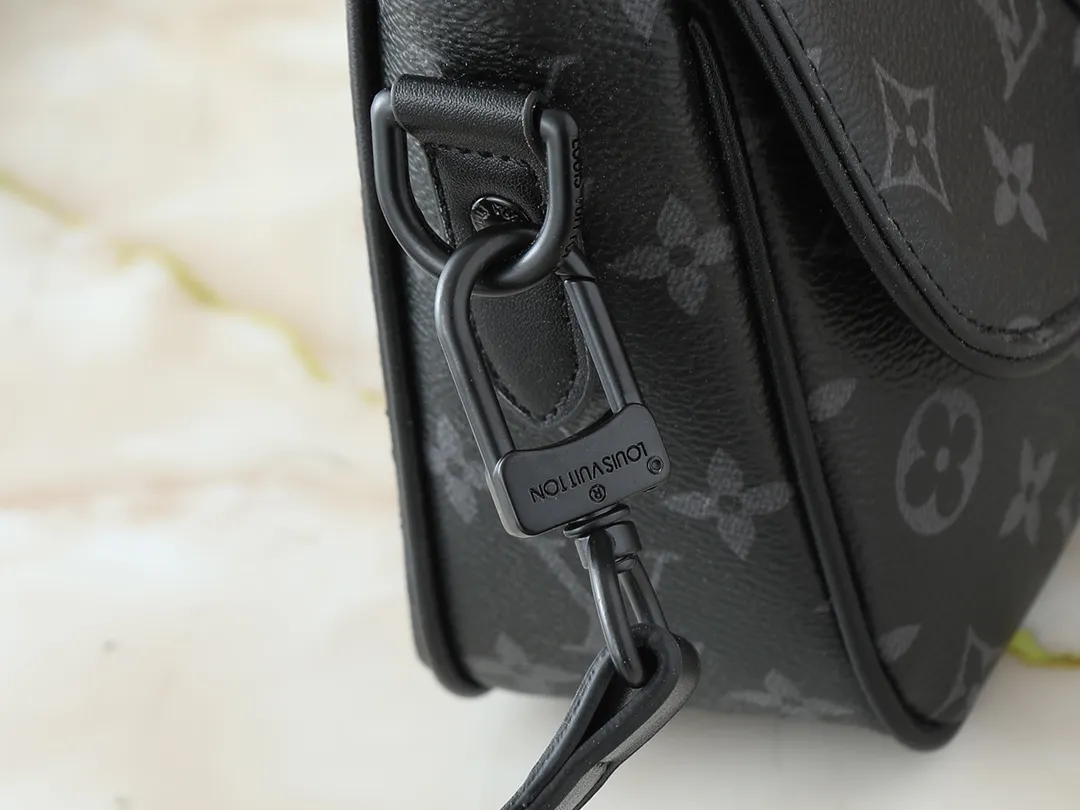 💰240💰Upgraded original M47060 presbyopic embossed men's messenger bag series MONTSOURIS small messenger bag This Montsouris small messenger bag is made of Monogram Macassar coated canvas to create ample space, making it a good choice for daily travel. The retro structure and leather shoulder strap can also be easily worn in formal occasions. Dimensions: 20 x 17 x 7 cm