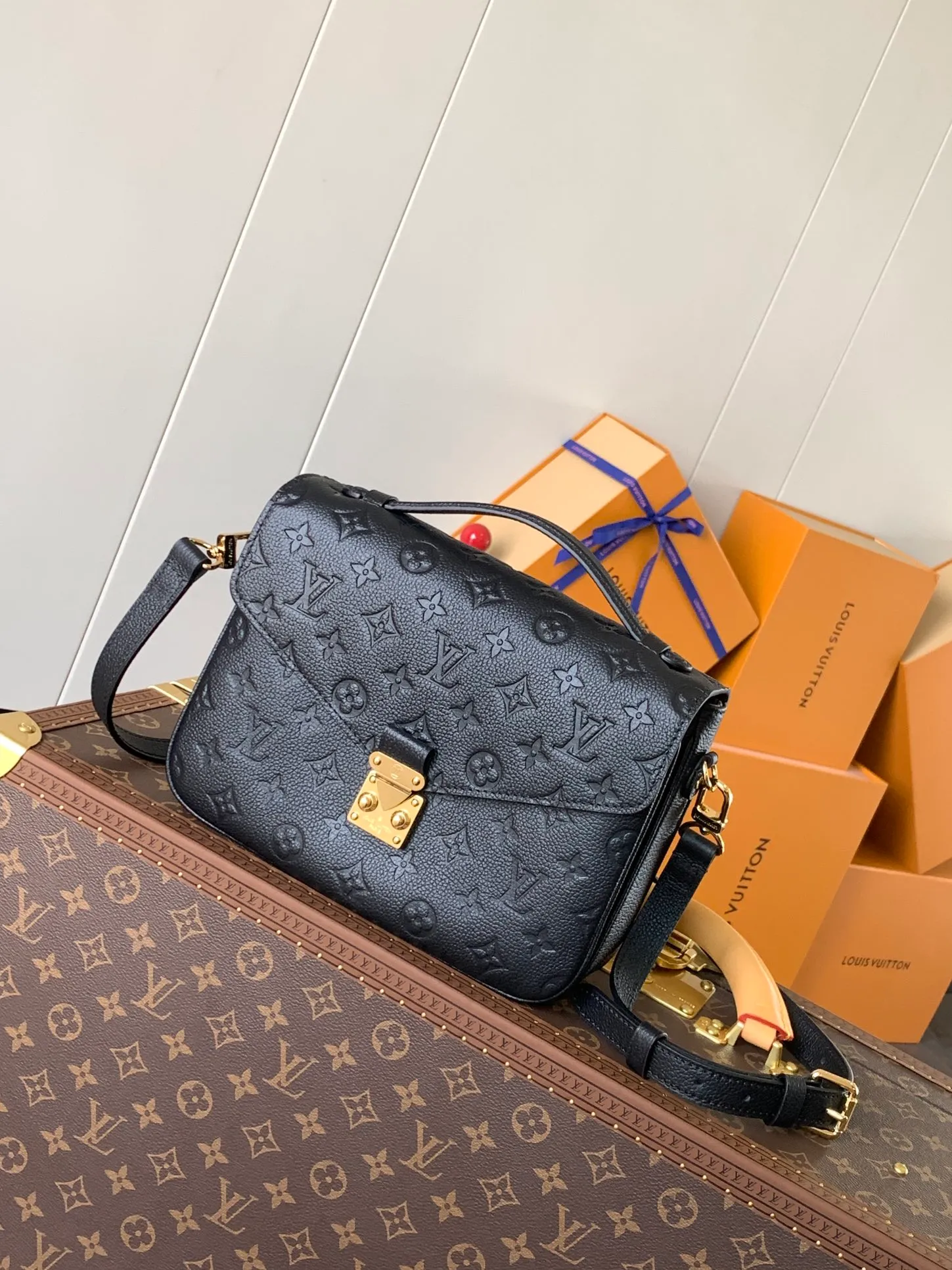 💰1040 (top layer leather) Top original M47142 new version blue M46613 maroon M44881 apricot M41487 black POCHETTE MÉTIS handbag Pochette Métis handbag interprets the classic college backpack with a restrained yet ingenious design. Soft Monogram Empreinte leather creates a compact and flexible structure that hides plenty of space. Detailed features 25 x 19 x 7 cm (Length x Height x Width) Monogram Empreinte embossed soft-grain cowhide / Soft-grain cowhide Soft-grain cowhide trim Textile lining Shoulder strap: Removable, adjustable Strap half-length: 48.0 cm Strap half-length adjustable to: 55.0 cm Handle: Single handle