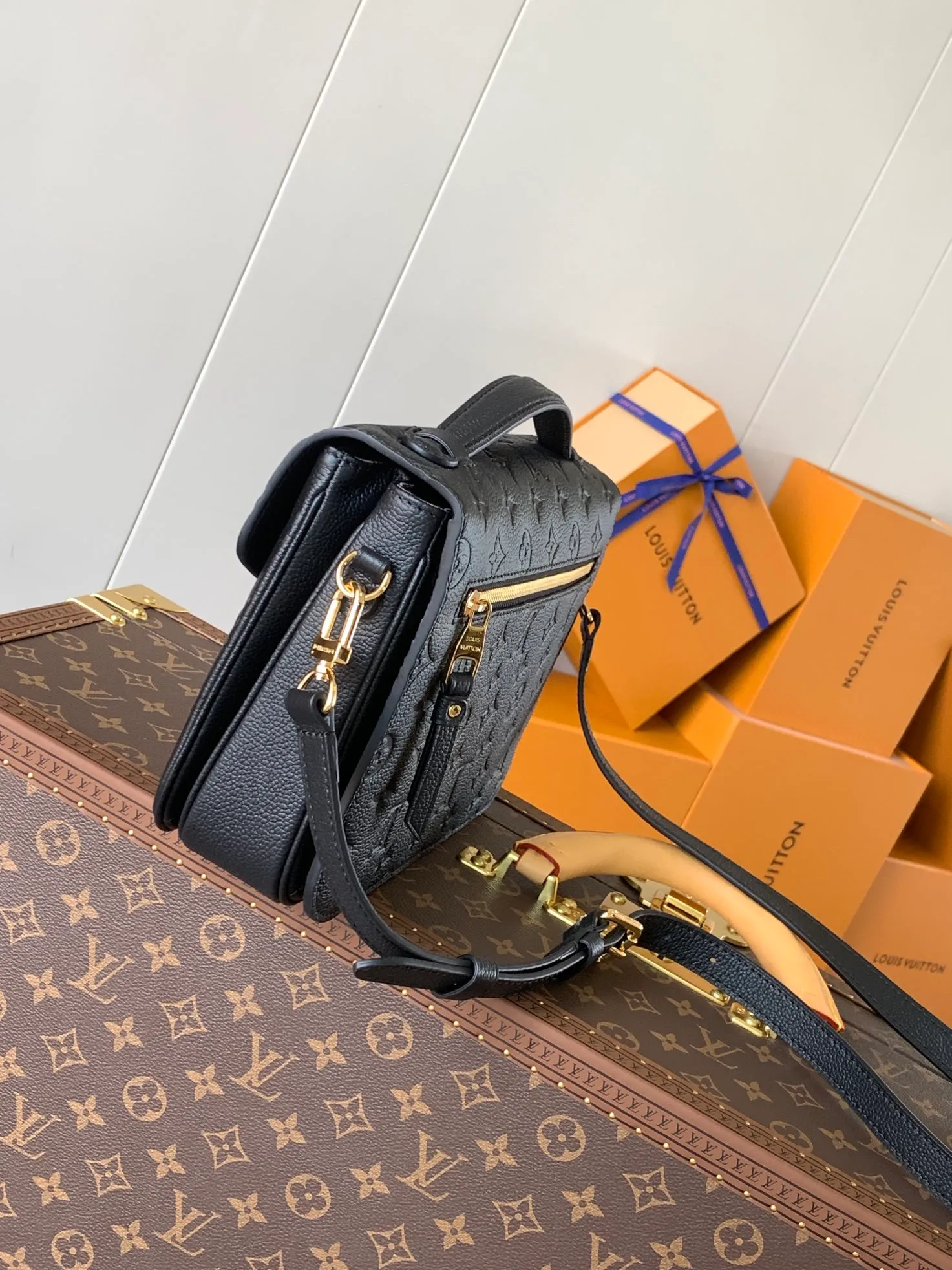 💰1040 (top layer leather) Top original M47142 new version blue M46613 maroon M44881 apricot M41487 black POCHETTE MÉTIS handbag Pochette Métis handbag interprets the classic college backpack with a restrained yet ingenious design. Soft Monogram Empreinte leather creates a compact and flexible structure that hides plenty of space. Detailed features 25 x 19 x 7 cm (Length x Height x Width) Monogram Empreinte embossed soft-grain cowhide / Soft-grain cowhide Soft-grain cowhide trim Textile lining Shoulder strap: Removable, adjustable Strap half-length: 48.0 cm Strap half-length adjustable to: 55.0 cm Handle: Single handle