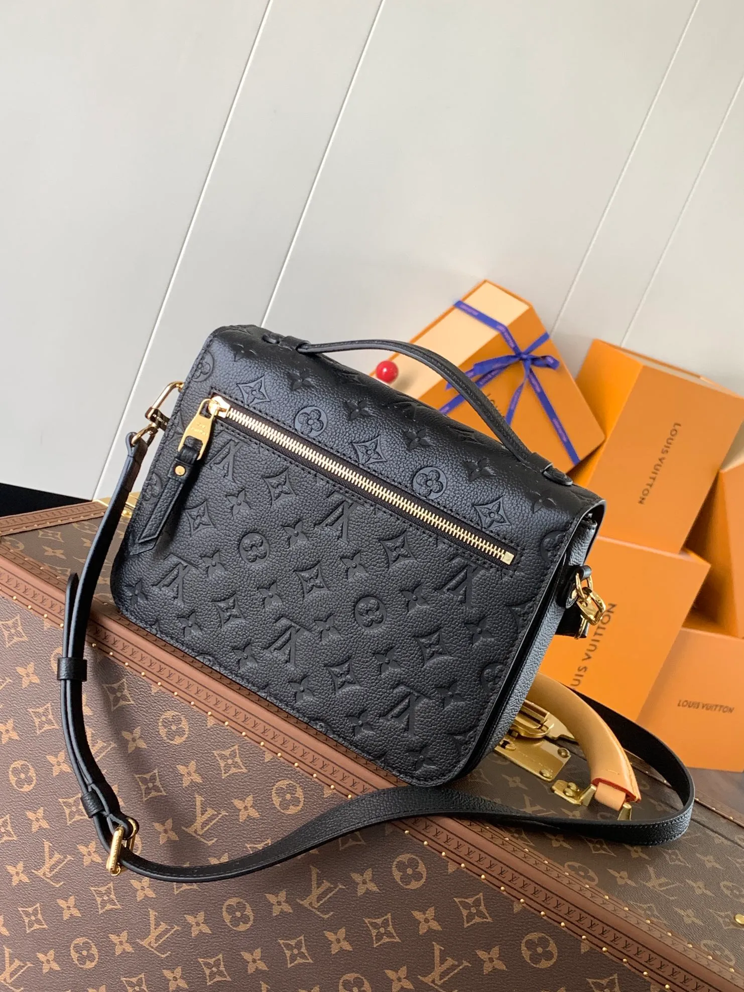 💰1040 (top layer leather) Top original M47142 new version blue M46613 maroon M44881 apricot M41487 black POCHETTE MÉTIS handbag Pochette Métis handbag interprets the classic college backpack with a restrained yet ingenious design. Soft Monogram Empreinte leather creates a compact and flexible structure that hides plenty of space. Detailed features 25 x 19 x 7 cm (Length x Height x Width) Monogram Empreinte embossed soft-grain cowhide / Soft-grain cowhide Soft-grain cowhide trim Textile lining Shoulder strap: Removable, adjustable Strap half-length: 48.0 cm Strap half-length adjustable to: 55.0 cm Handle: Single handle