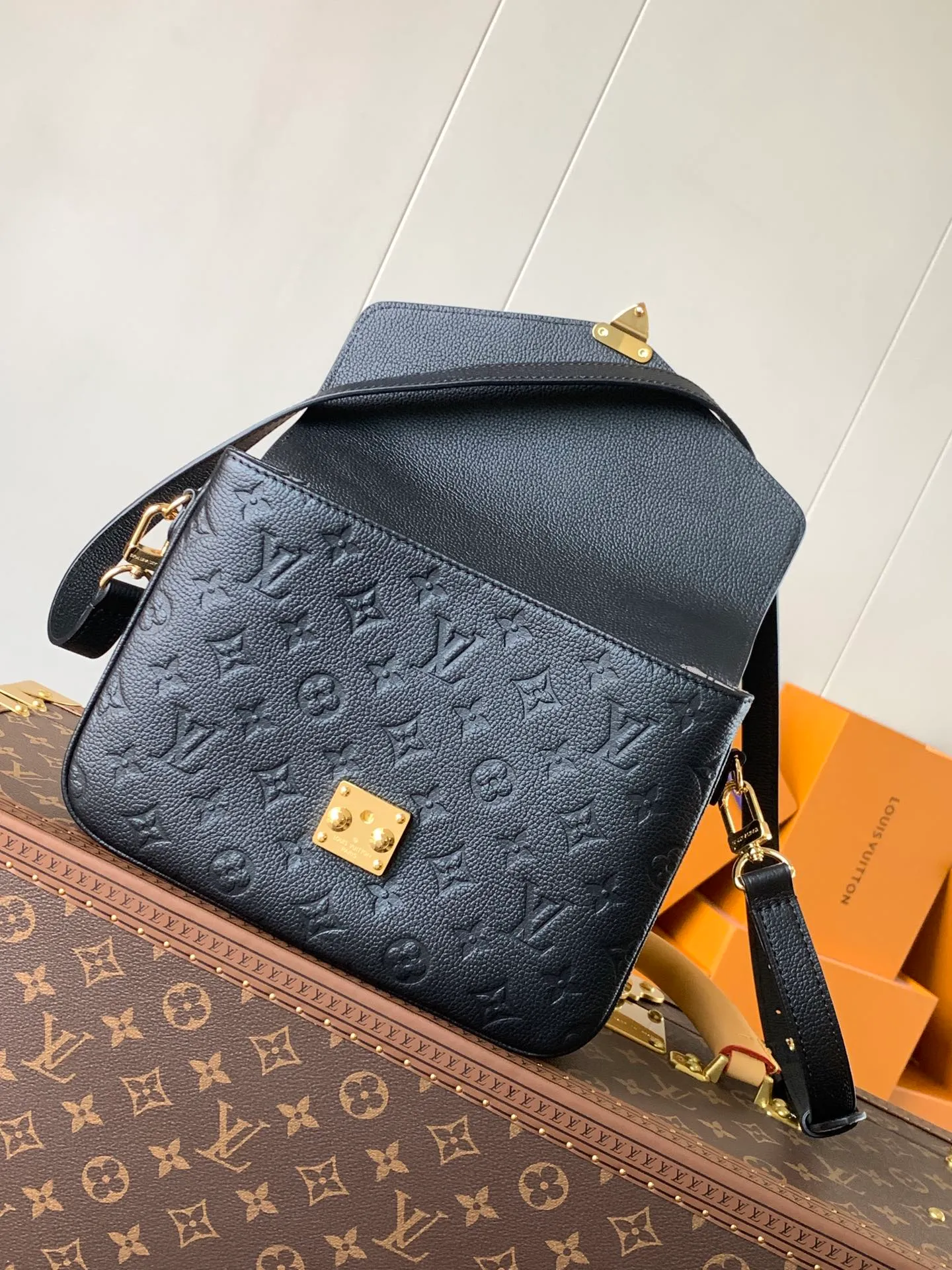 💰1040 (top layer leather) Top original M47142 new version blue M46613 maroon M44881 apricot M41487 black POCHETTE MÉTIS handbag Pochette Métis handbag interprets the classic college backpack with a restrained yet ingenious design. Soft Monogram Empreinte leather creates a compact and flexible structure that hides plenty of space. Detailed features 25 x 19 x 7 cm (Length x Height x Width) Monogram Empreinte embossed soft-grain cowhide / Soft-grain cowhide Soft-grain cowhide trim Textile lining Shoulder strap: Removable, adjustable Strap half-length: 48.0 cm Strap half-length adjustable to: 55.0 cm Handle: Single handle