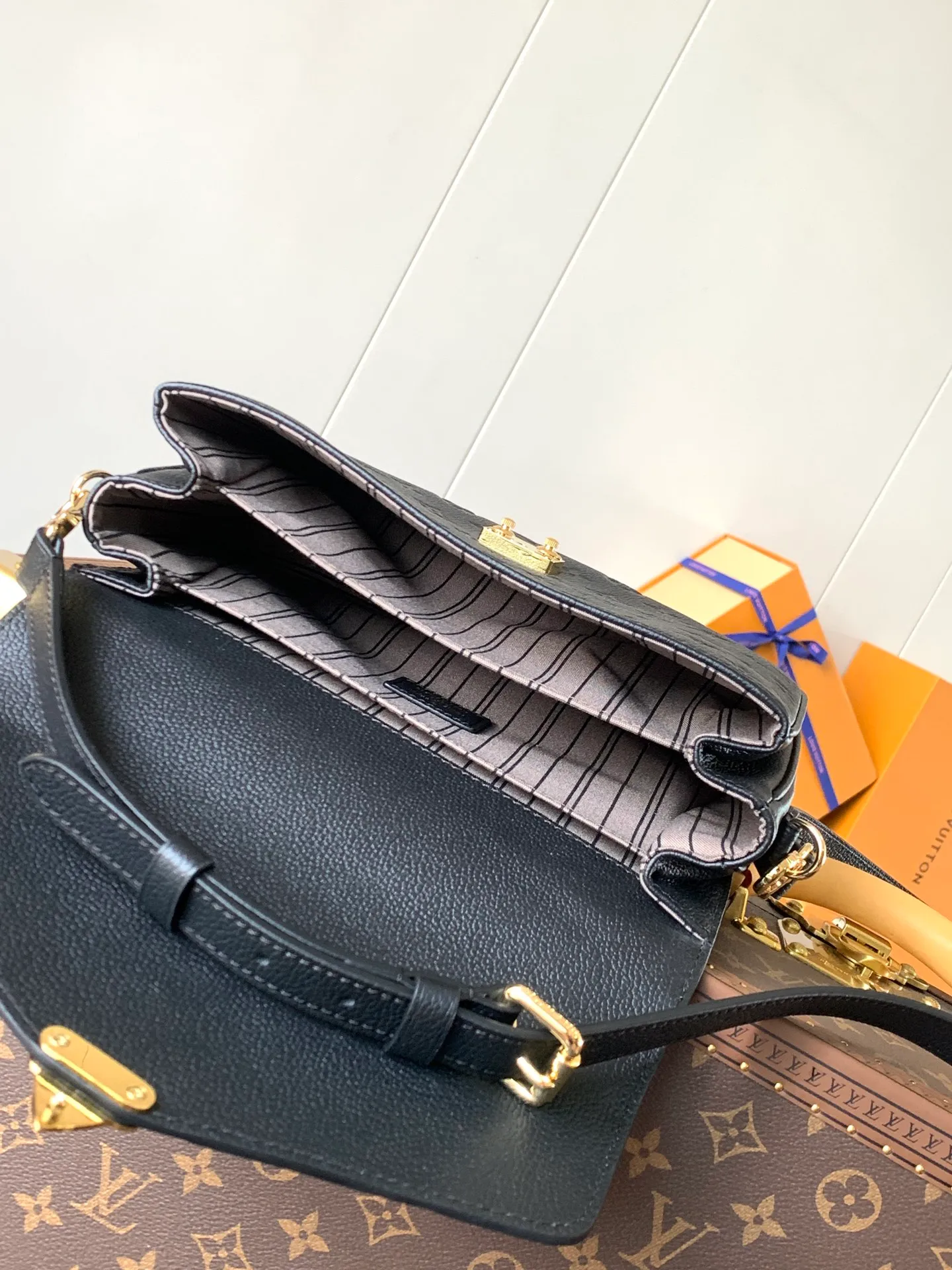 💰1040 (top layer leather) Top original M47142 new version blue M46613 maroon M44881 apricot M41487 black POCHETTE MÉTIS handbag Pochette Métis handbag interprets the classic college backpack with a restrained yet ingenious design. Soft Monogram Empreinte leather creates a compact and flexible structure that hides plenty of space. Detailed features 25 x 19 x 7 cm (Length x Height x Width) Monogram Empreinte embossed soft-grain cowhide / Soft-grain cowhide Soft-grain cowhide trim Textile lining Shoulder strap: Removable, adjustable Strap half-length: 48.0 cm Strap half-length adjustable to: 55.0 cm Handle: Single handle