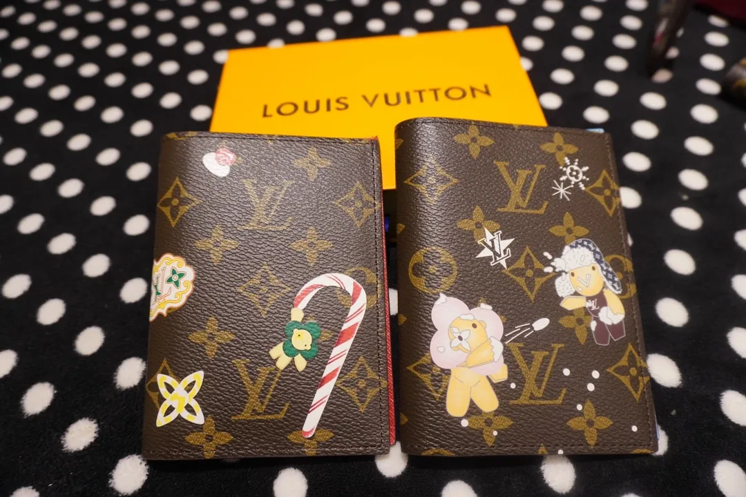 P130💰 60181, model number 12218 This LV Charms card holder is from the SnowShow series, incorporating smooth leather trim and festive patterns into the iconic Monogram canvas. The brand mascot Vivienne’s pet dog Petula lives in a corner, and Vivienne decorations and LV flowers complete the exquisite design. Dimensions10x14x1