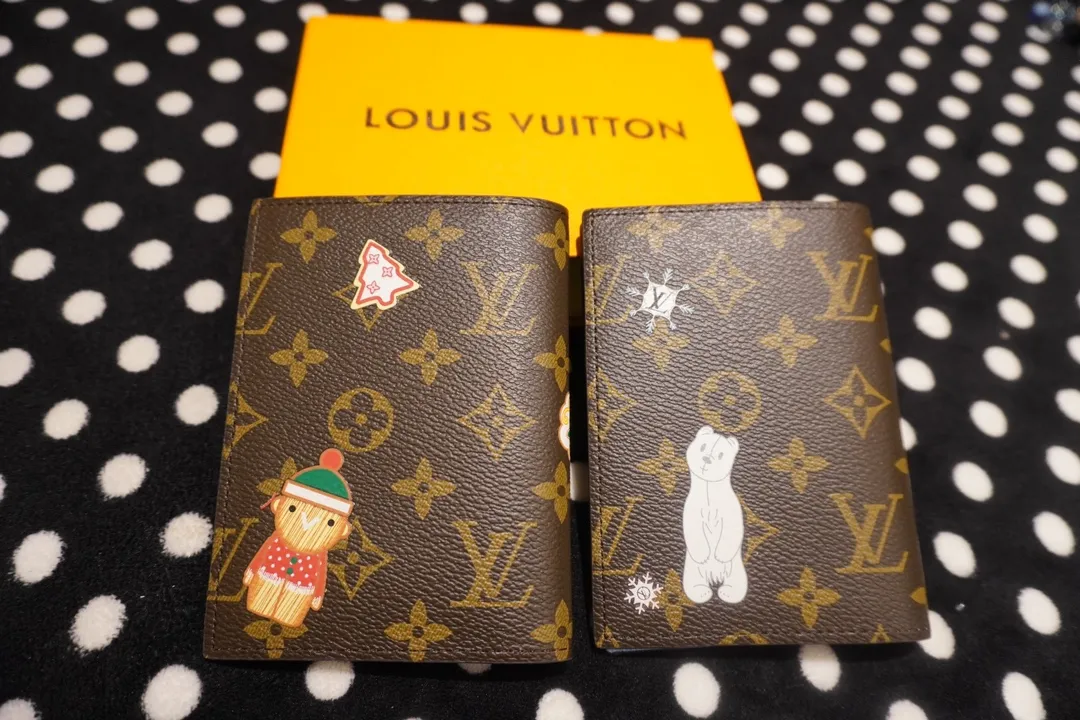 P130💰 60181, model number 12218 This LV Charms card holder is from the SnowShow series, incorporating smooth leather trim and festive patterns into the iconic Monogram canvas. The brand mascot Vivienne’s pet dog Petula lives in a corner, and Vivienne decorations and LV flowers complete the exquisite design. Dimensions10x14x1