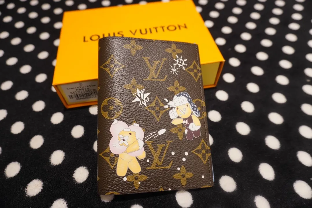 P130💰 60181, model number 12218 This LV Charms card holder is from the SnowShow series, incorporating smooth leather trim and festive patterns into the iconic Monogram canvas. The brand mascot Vivienne’s pet dog Petula lives in a corner, and Vivienne decorations and LV flowers complete the exquisite design. Dimensions10x14x1