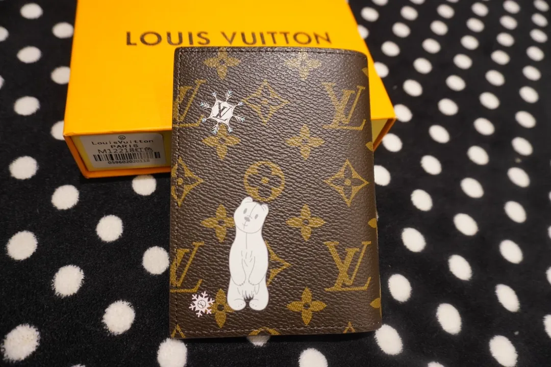 P130💰 60181, model number 12218 This LV Charms card holder is from the SnowShow series, incorporating smooth leather trim and festive patterns into the iconic Monogram canvas. The brand mascot Vivienne’s pet dog Petula lives in a corner, and Vivienne decorations and LV flowers complete the exquisite design. Dimensions10x14x1