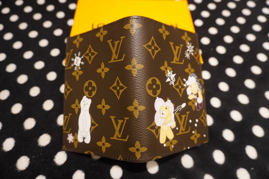 P130💰 60181, model number 12218 This LV Charms card holder is from the SnowShow series, incorporating smooth leather trim and festive patterns into the iconic Monogram canvas. The brand mascot Vivienne’s pet dog Petula lives in a corner, and Vivienne decorations and LV flowers complete the exquisite design. Dimensions10x14x1