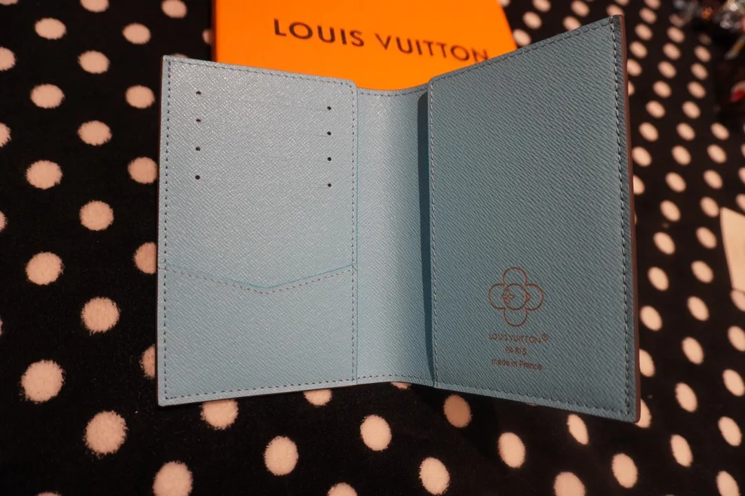 P130💰 60181, model number 12218 This LV Charms card holder is from the SnowShow series, incorporating smooth leather trim and festive patterns into the iconic Monogram canvas. The brand mascot Vivienne’s pet dog Petula lives in a corner, and Vivienne decorations and LV flowers complete the exquisite design. Dimensions10x14x1