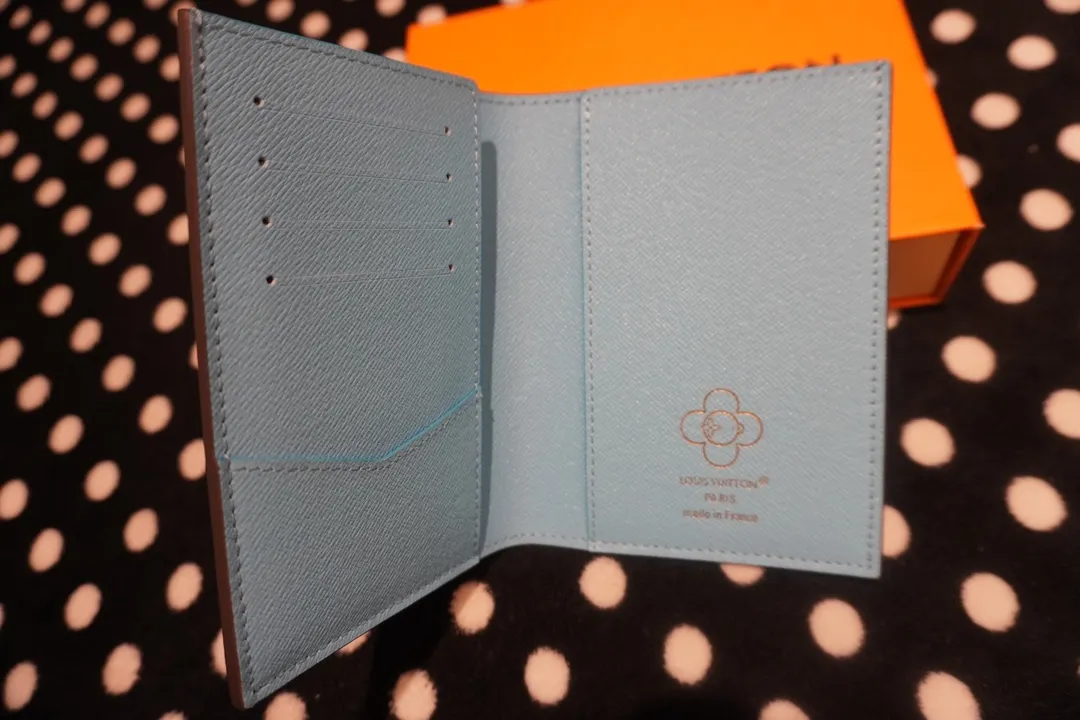 P130💰 60181, model number 12218 This LV Charms card holder is from the SnowShow series, incorporating smooth leather trim and festive patterns into the iconic Monogram canvas. The brand mascot Vivienne’s pet dog Petula lives in a corner, and Vivienne decorations and LV flowers complete the exquisite design. Dimensions10x14x1