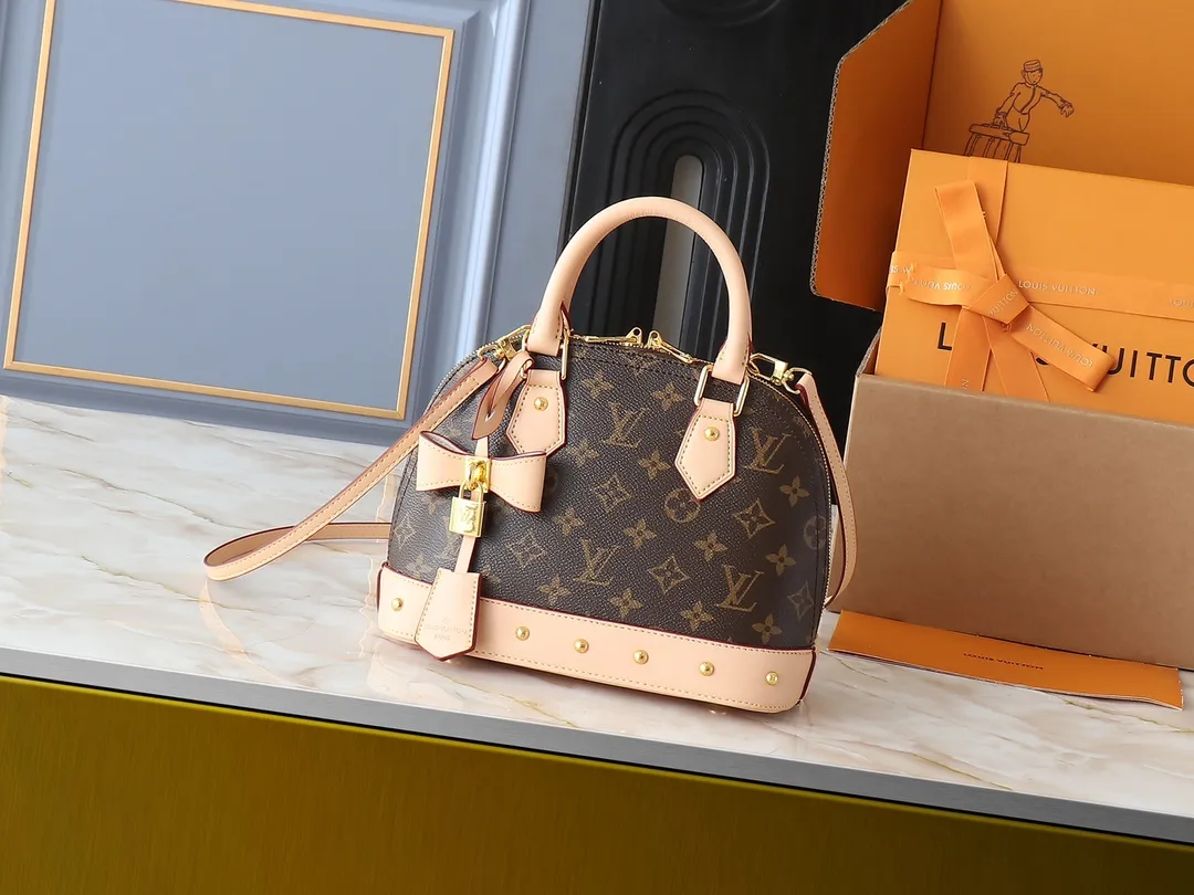 💰300💰Upgraded from the original M13078 M53152. This Alma BB handbag exudes the cheerful style of the Louis Vuitton x Murakami collaboration series, cleverly recalling the Art Deco design of the 1930s. Monogram coated canvas renders Murakami's playful tones, while classic calfskin touches the Toron handle, base, detachable shoulder strap and LV x TM key holder. 17.5 x 11.5 x 23.5 cm (height x width x length)