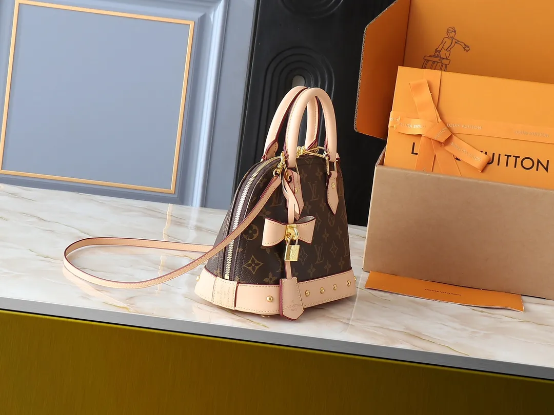 💰300💰Upgraded from the original M13078 M53152. This Alma BB handbag exudes the cheerful style of the Louis Vuitton x Murakami collaboration series, cleverly recalling the Art Deco design of the 1930s. Monogram coated canvas renders Murakami's playful tones, while classic calfskin touches the Toron handle, base, detachable shoulder strap and LV x TM key holder. 17.5 x 11.5 x 23.5 cm (height x width x length)