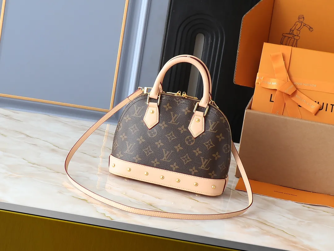 💰300💰Upgraded from the original M13078 M53152. This Alma BB handbag exudes the cheerful style of the Louis Vuitton x Murakami collaboration series, cleverly recalling the Art Deco design of the 1930s. Monogram coated canvas renders Murakami's playful tones, while classic calfskin touches the Toron handle, base, detachable shoulder strap and LV x TM key holder. 17.5 x 11.5 x 23.5 cm (height x width x length)