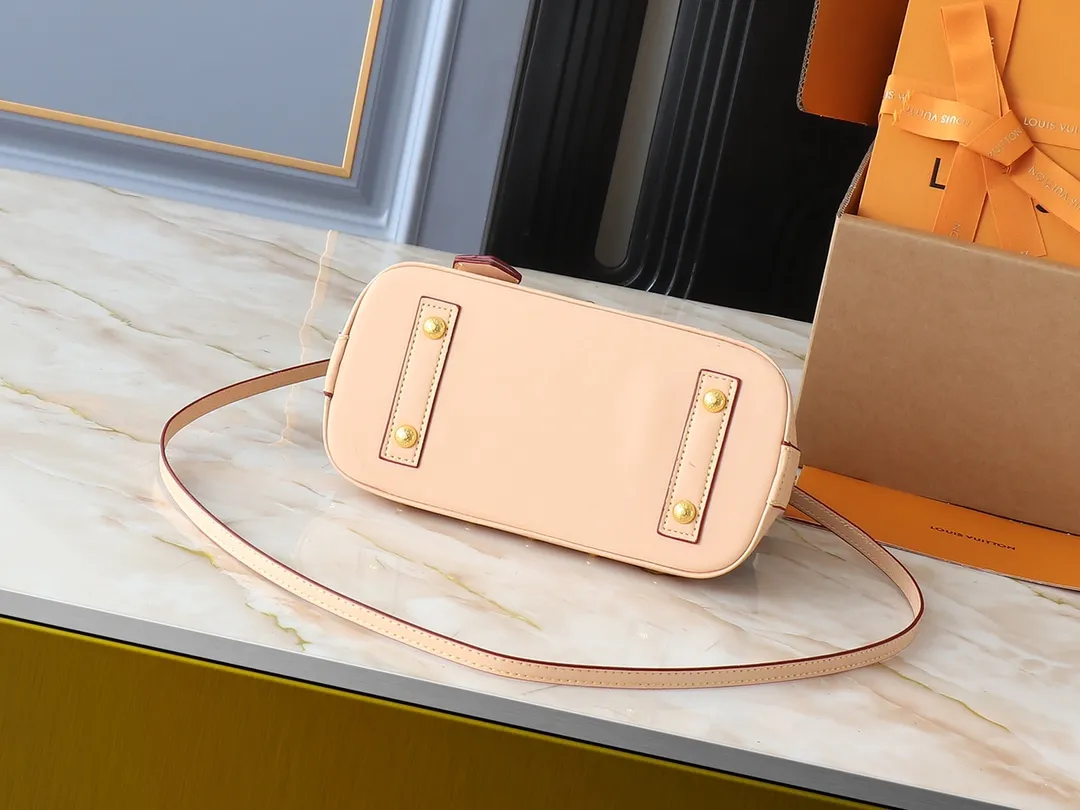💰300💰Upgraded from the original M13078 M53152. This Alma BB handbag exudes the cheerful style of the Louis Vuitton x Murakami collaboration series, cleverly recalling the Art Deco design of the 1930s. Monogram coated canvas renders Murakami's playful tones, while classic calfskin touches the Toron handle, base, detachable shoulder strap and LV x TM key holder. 17.5 x 11.5 x 23.5 cm (height x width x length)